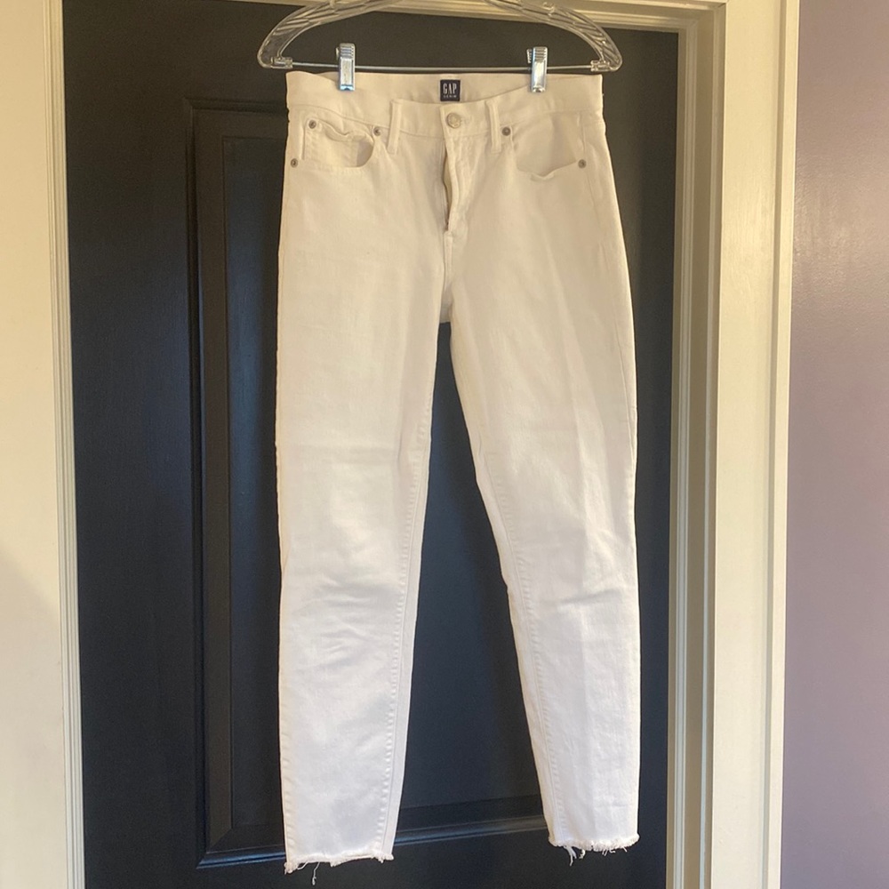 Women’s Gap white skinny jeans with unfinished cuffs
